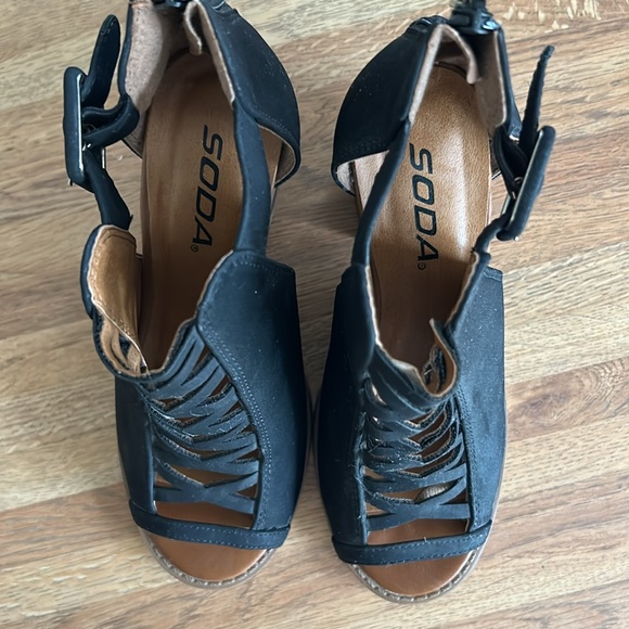 Soda black heel sandals Size 5 1/2 in excellent condition - Picture 4 of 4